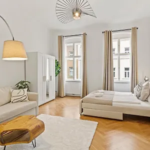 https://cozy-apartments-4-min-u6-josefstdterstrae.vienna-besthotels.com